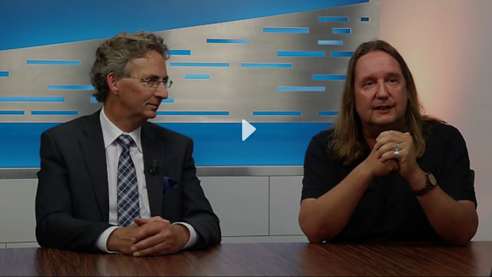 Fractievoorzitter Dolf Warris met wethouder Johan van der Schoot in Focus over het dreigende verbod op biologische en vrije uitloopkippen