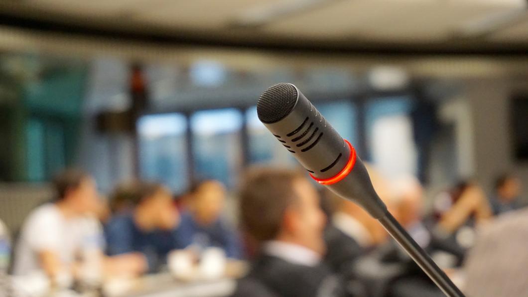 Een microfoon tijdens een raadvergadering