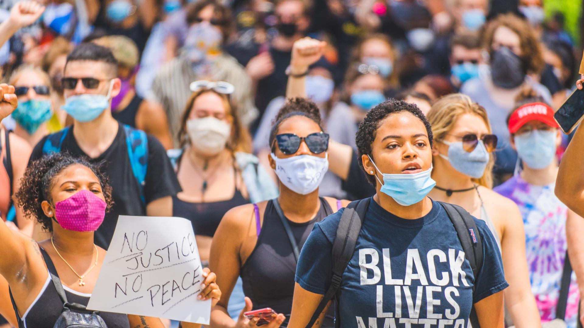 Groep demonstranten tijdens een protest voor Black Lives Matter